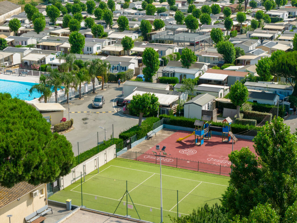 camping, city stade et aire de jeux