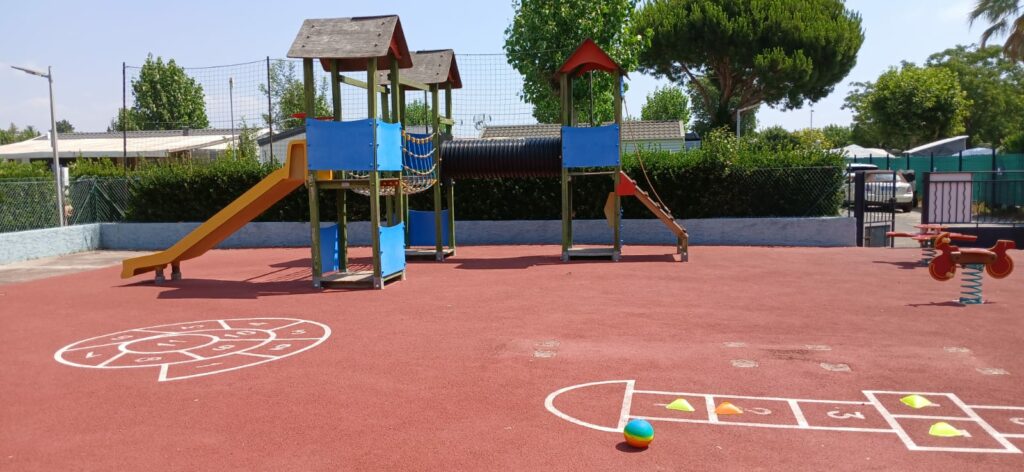aire de jeux et marelle